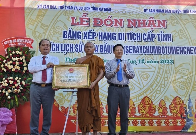 Ông Trần Minh Nhân, Phó chủ tịch UBND huyện Thới Bình, tỉnh cà Mau ( bìa trái) cùng Trụ trì chùa Đầu Nai đón nhận Di tích lịch sử cấp tỉnh 