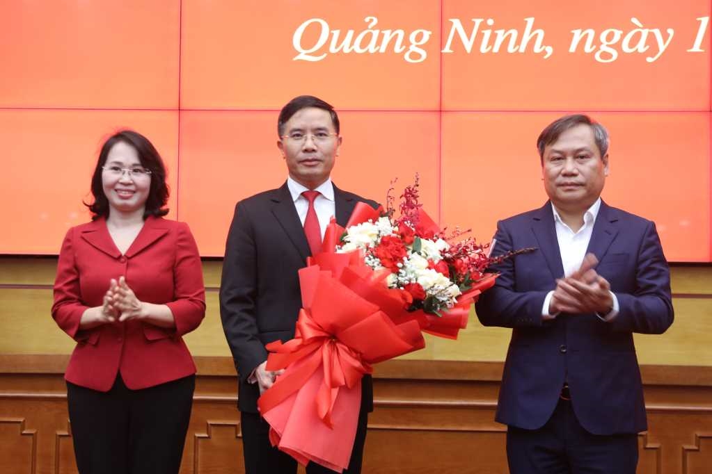 Thường trực Tỉnh ủy tặng hoa chúc mừng Phó Bí thư Tỉnh ủy, Chủ tịch UBND Quảng Ninh