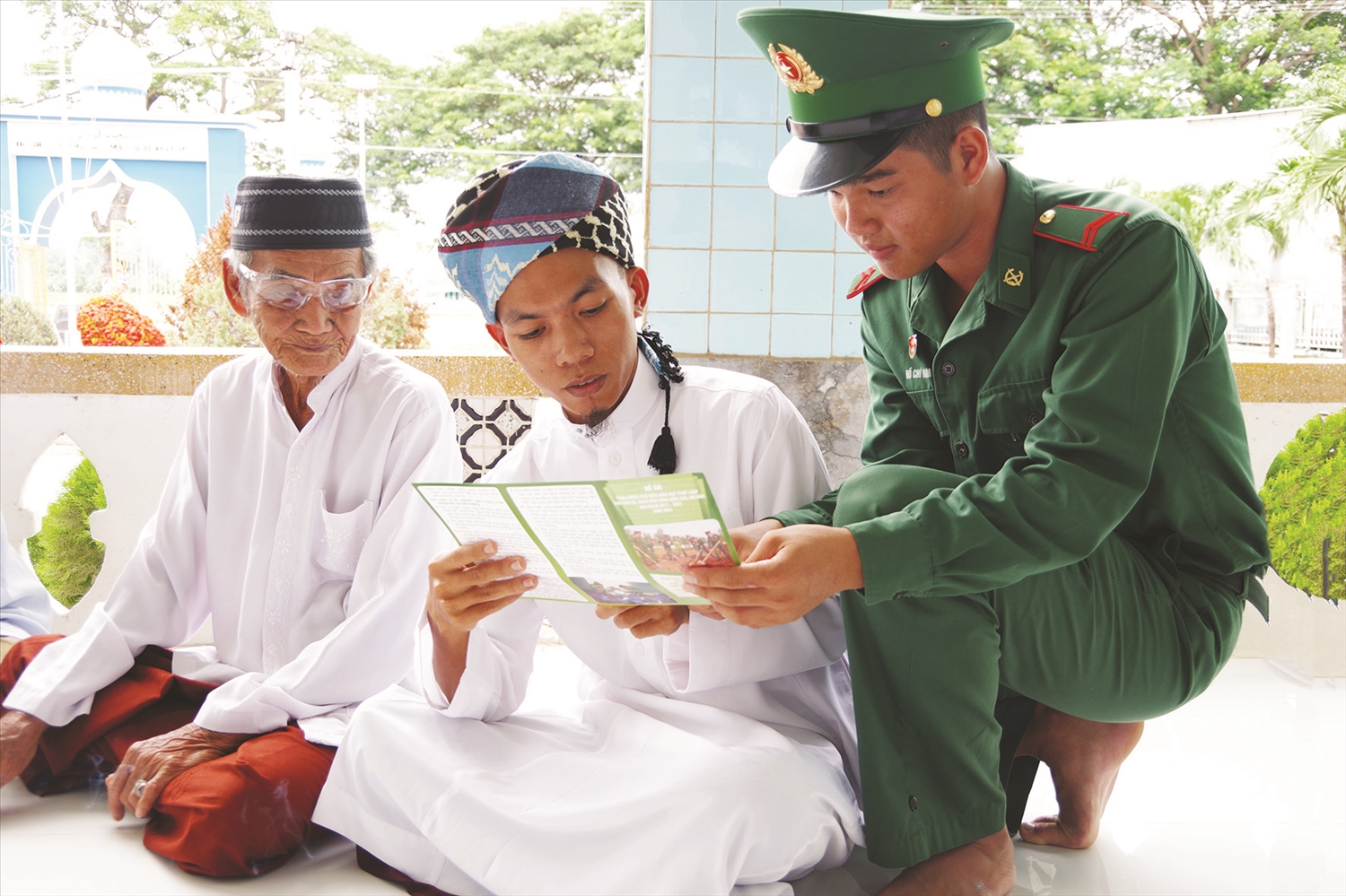 BĐBP An Giang tích cực đưa pháp luật vào đời sống người dân một cách đơn giản, dễ hiểu, dễ thực hiện mà không khô cứng. Ảnh: TUẤN KIỆT