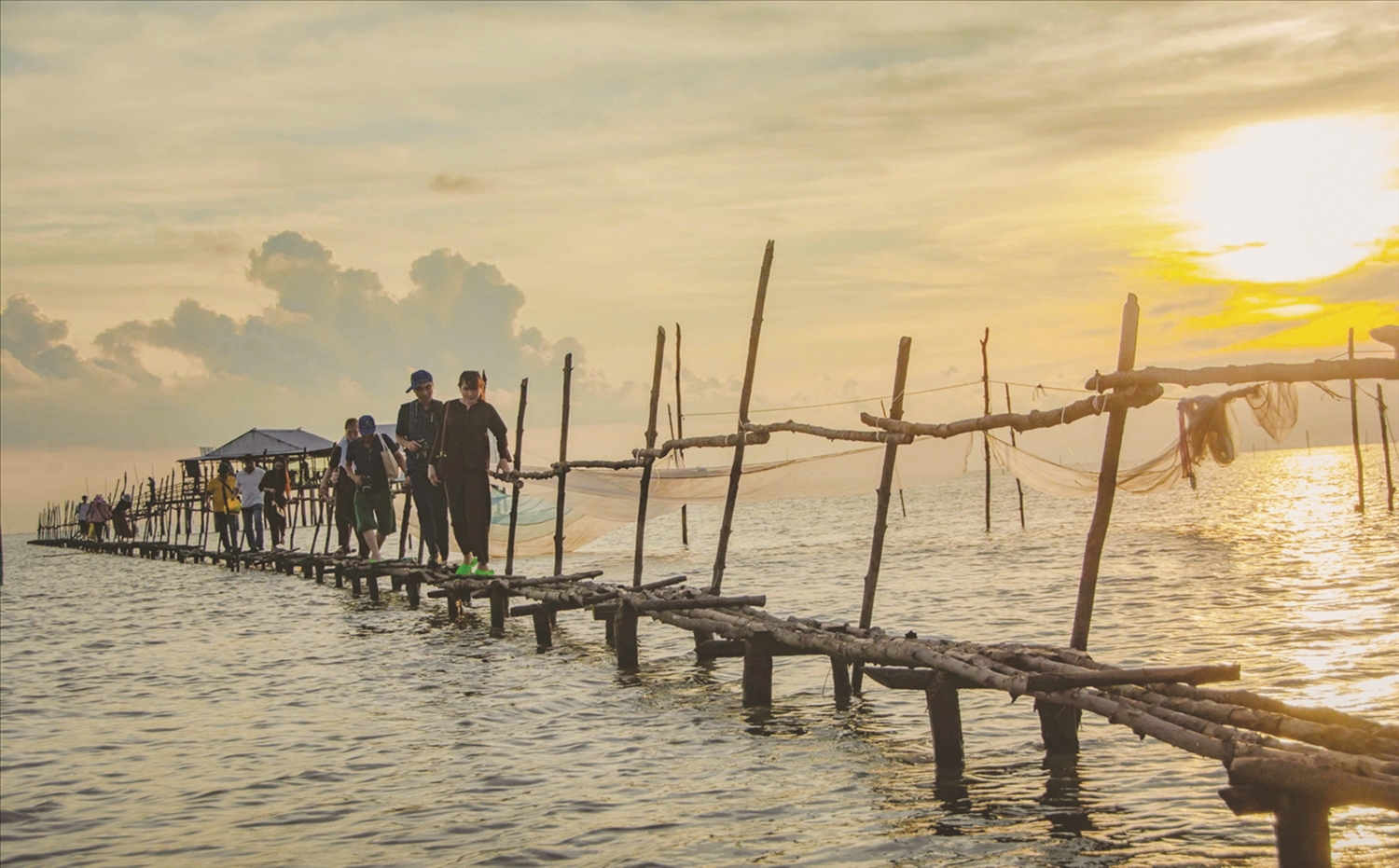 Ngắm hoàng hôn ở nơi cuối trời Tổ quốc.