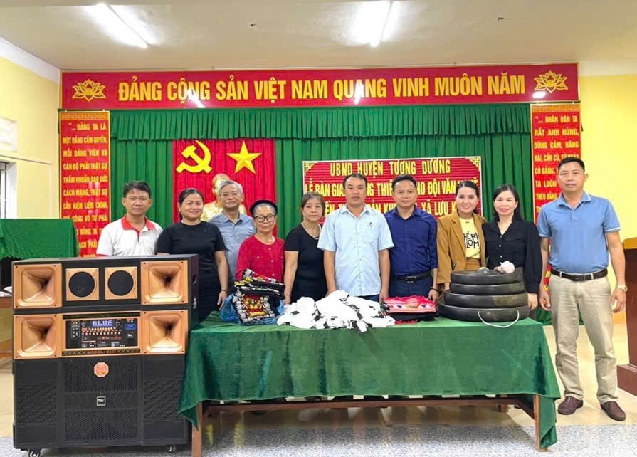 Phòng Văn hóa và Thông tin huyện Tương Dương (Nghệ An) tặng cồng, chiêng, loa máy và trang phục biểu diễn cho đội văn nghệ truyền thống của bản Khe Kiền, xã Lưu Kiền.