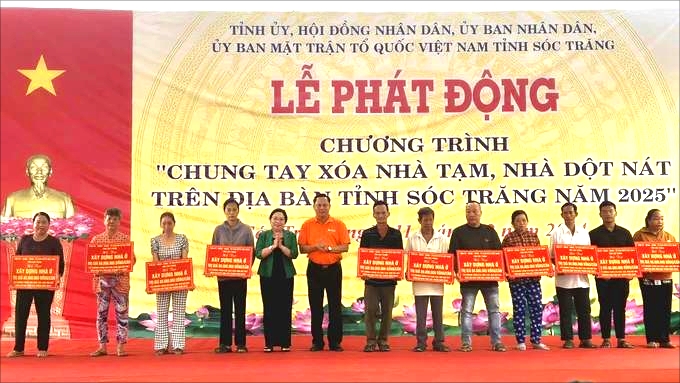 Lãnh đạo tỉnh Sóc Trăng trao bảng tượng trưng cho các hộ được nhận hỗ trợ về nhà ở