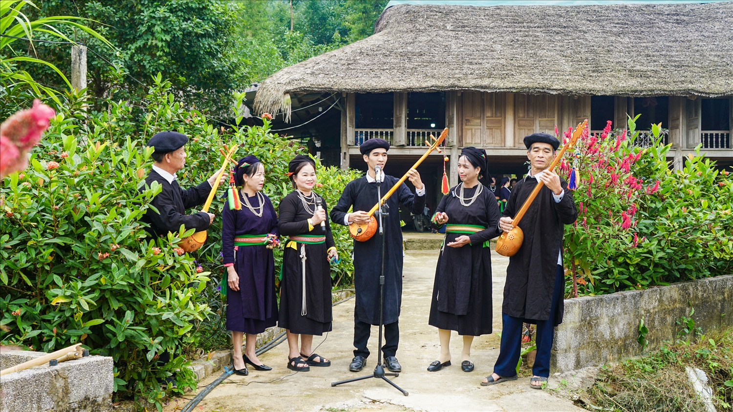 Em Hoàng Xuân Tuyền cùng các nghệ nhân trong xã biểu diễn tiết mục hát then “Lập Xuân”.