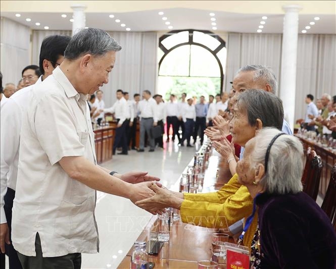 Tổng Bí thư Tô Lâm thăm hỏi các Mẹ Việt Nam Anh hùng. Ảnh: Thống Nhất/TTXVN