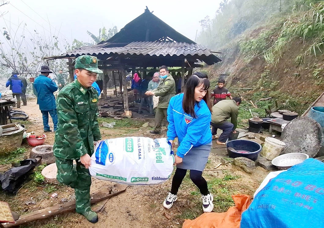 Đơn vị đã tham gia hỗ trợ hơn 100 ngày công giúp các hộ nghèo, cận nghèo vận chuyển vật liệu, tháo dỡ nhà cũ, khởi công xây dựng nhà mới