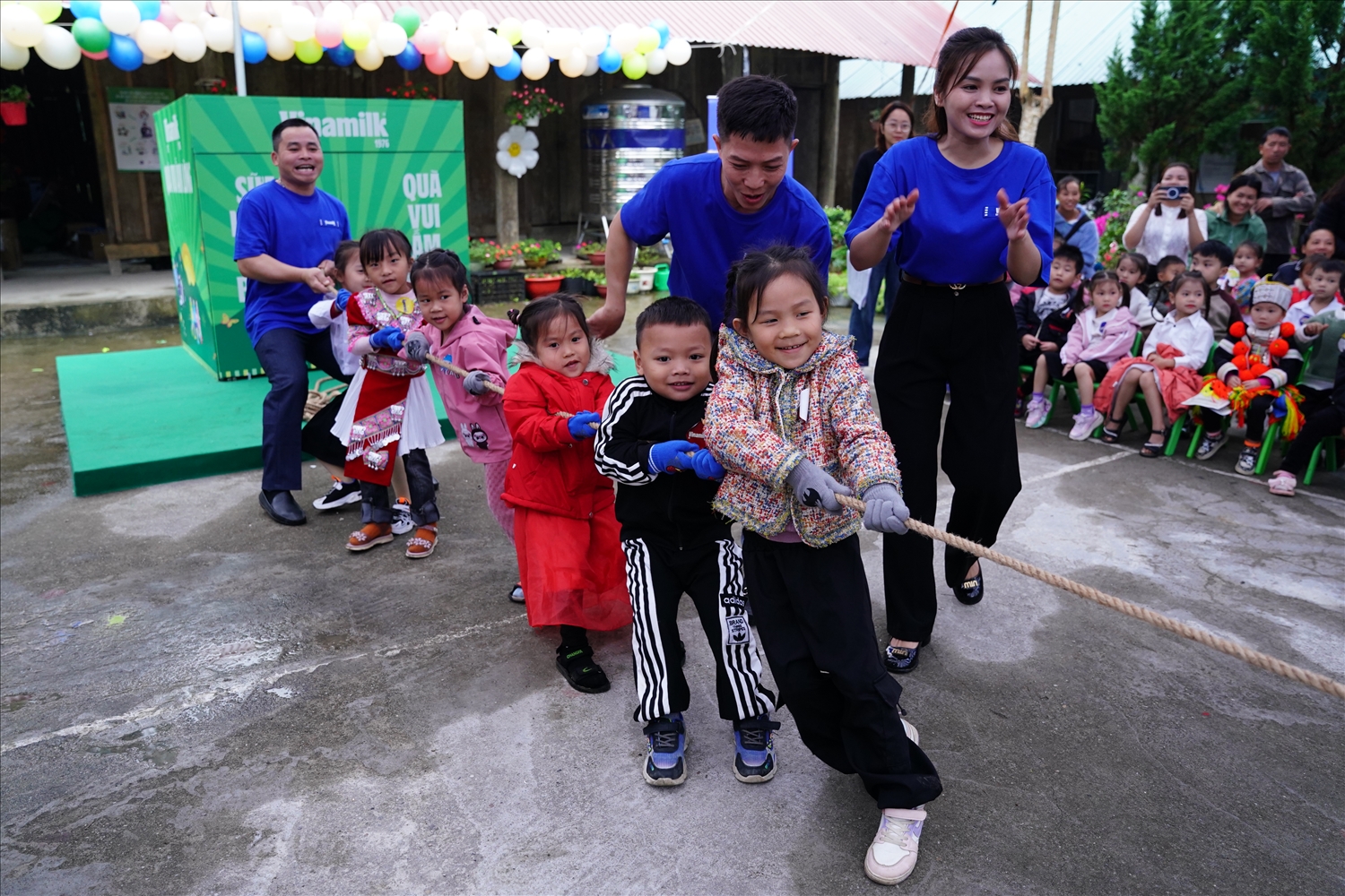 (BÀI CĐ BÙI HẠ) "Hộp quà bất ngờ" từ Vinamilk và Quỹ sữa dành tặng cho trẻ thơ vùng cao Tuyên Quang 2