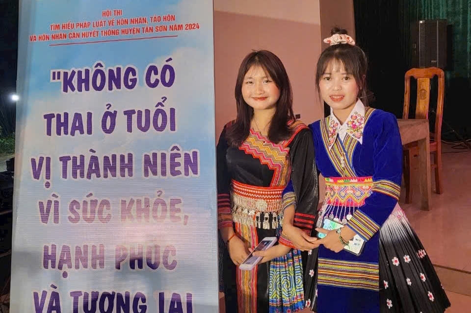 Các thiếu nữ trong độ tuổi vị thành niên ở bản Mỹ Á, xã Thu Cúc, huyện Tân Sơn tham gia buổi tọa đàm, giao lưu văn nghệ tuyên truyền về Luật hôn nhân gia đình và phòng ngừa giảm thiểu tình trạng tảo hôn, hôn nhân cận huyết thống.