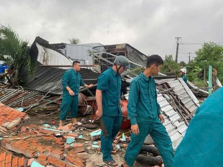 Công an, dân quân tự vệ cùng với lực lượng tại chỗ dọn dẹp hiện trường, giúp dân di dời đồ đạc sau thiên tai.