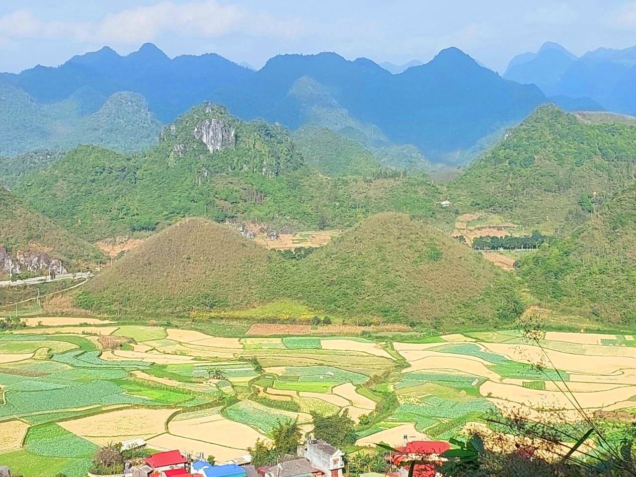 Núi Đôi (còn gọi là núi Cô Tiên) là ""Tuyệt phẩm thiên nhiên", trở thành nét nổi bật của Quản Bạ. 