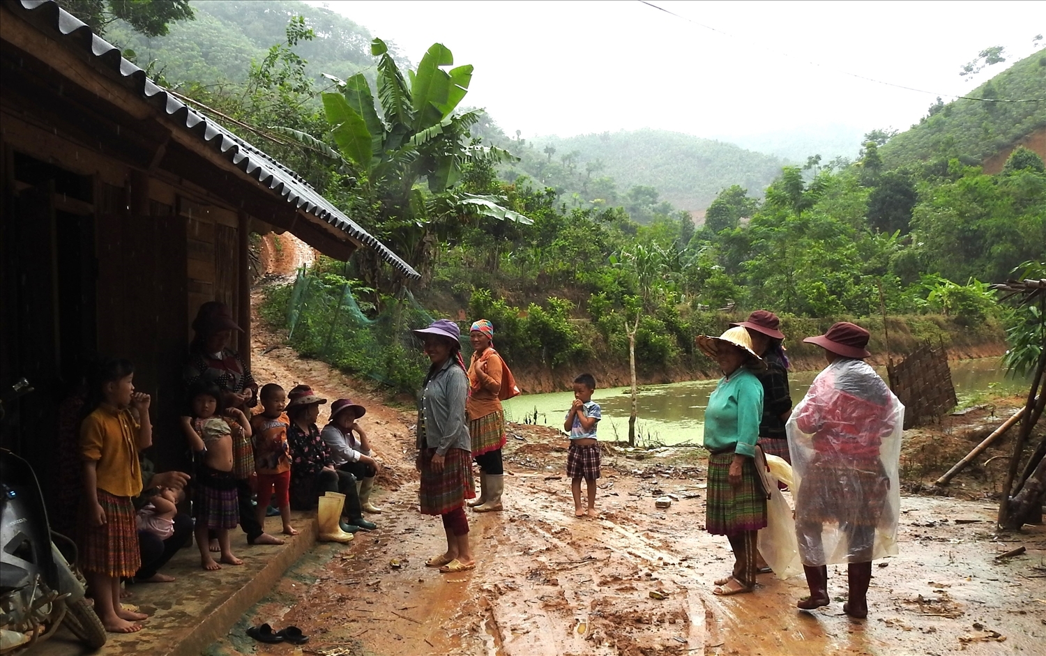 Tại Yên Bái, so sánh số liệu năm 2019 và năm 2023, dân tộc Khơ mú, Giáy không còn tỷ lệ chết trẻ dưới 1 tuổi; nhưng dân tộc Mông lại có tỷ lệ tăng từ 20,35‰ lên 37,05‰. (Trong ảnh: Đời sống còn khó khăn của đồng bào dân tộc Mông tại thôn Khe Sán, xã Châu Quế Thượng, huyện Văn Yên)