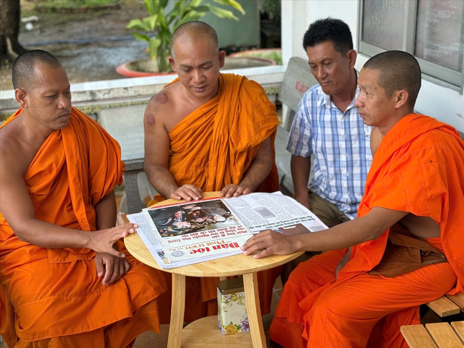 Các sư và Người có uy tín trong đồng bào DTTS đã cẩn thận lưu trữ báo Dân tộc và Phát triển được cấp không thu tiền