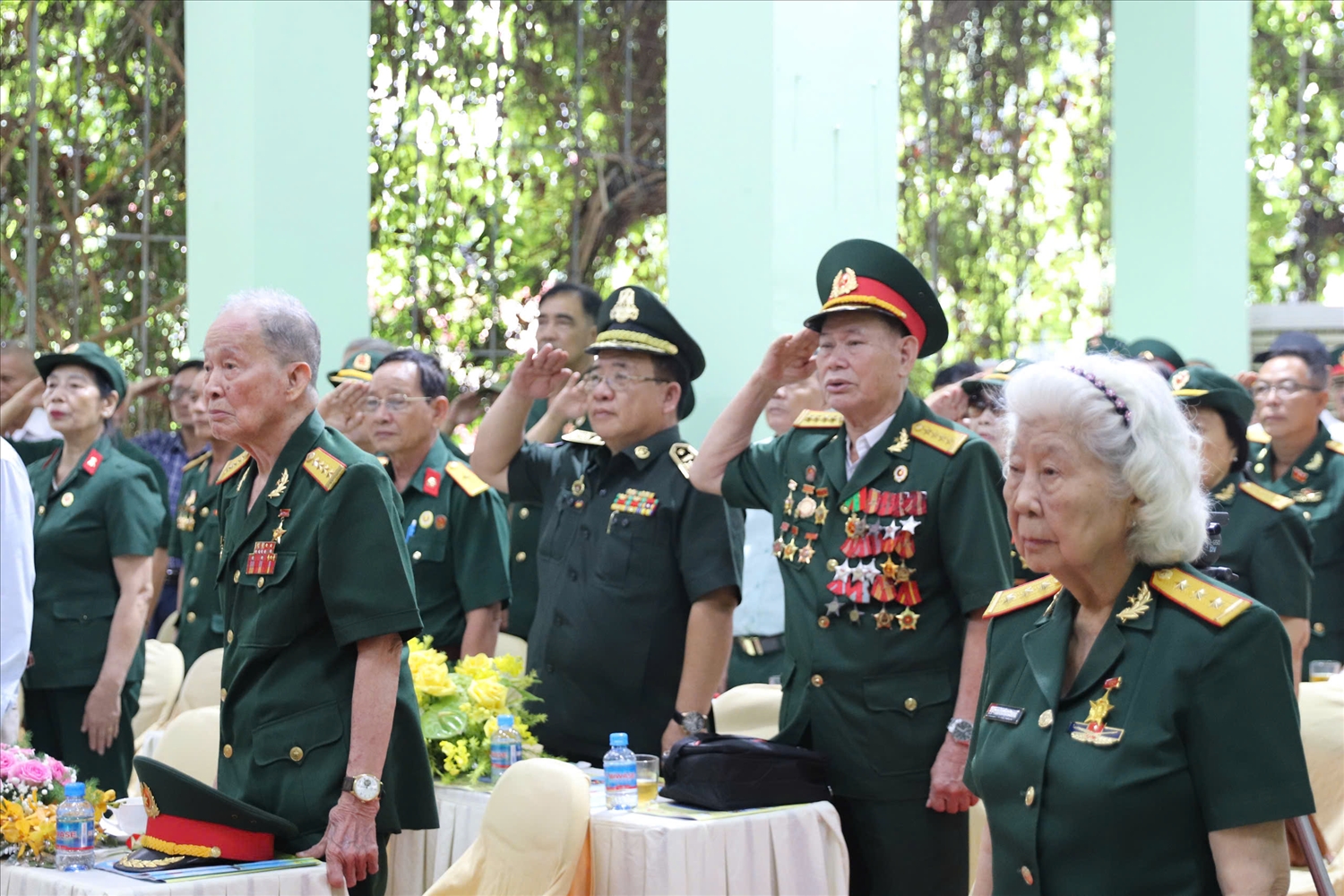 Các cựu chiến binh tham gia lễ chào cờ