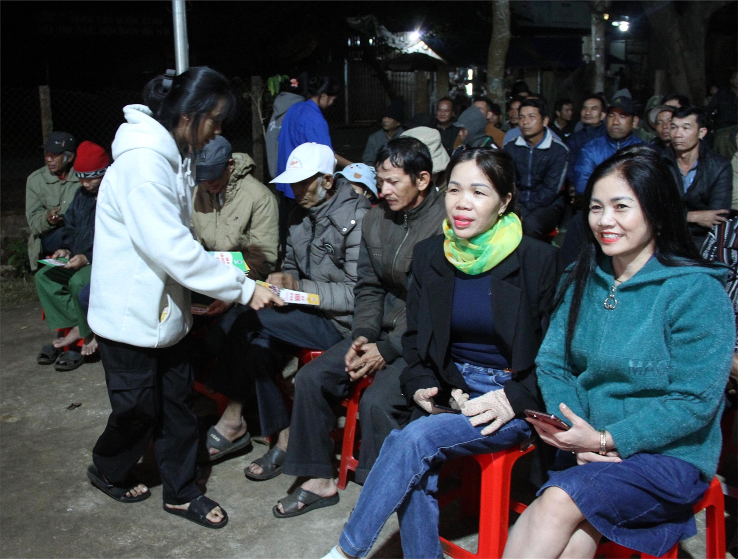 Phòng Dân tộc huyện Krông Ana cấp phát tài liệu về Giảm thiểu tảo hôn và hôn nhân cận huyết thống cho người dân đến xem chiếu phim