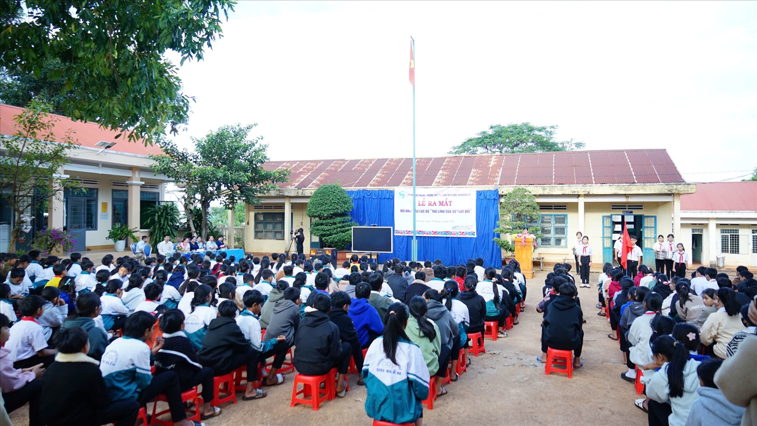 Buổi truyền thông giảm thiểu tảo hôn, hôn nhân cận huyết thống trong lễ ra mắt Câu lạc bộ “Thủ lĩnh của sự thay đổi” thu hút đông đảo học sinh tham gia tìm hiểu, trả lời, chia sẻ kiến thức bổ ích 