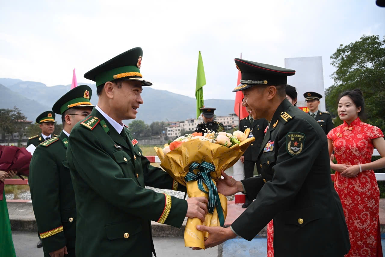 Đại tá Nguyễn Văn Hưng, Chính uỷ Bộ Chỉ huy BĐBP tỉnh Lai Châu (bên trái) được chào đón tham gia Hội đàm với Bộ đội Biên phòng khu vực Mông Tự (Trung Quốc) tại TP Mông Tự, Châu Hồng Hà (Vân Nam, Trung Quốc)