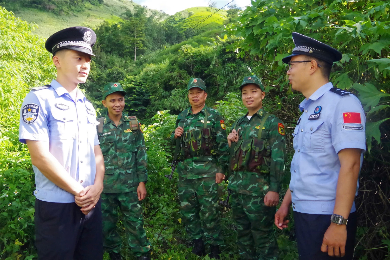 Đội tuần tra Liên hiệp chấp pháp của Lai Châu - Trung Quốc trao đổi thông tin trên biên giới. Ảnh Đức Duẩn