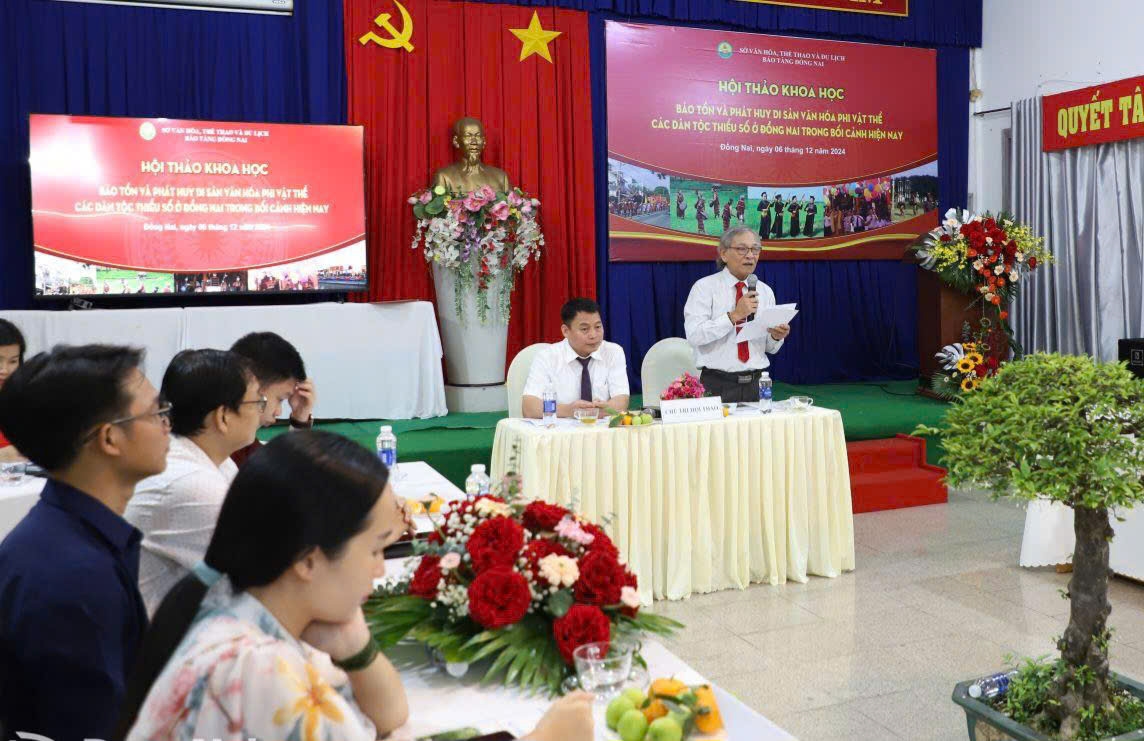 Chủ tịch Hội Khoa học lịch sử tỉnh Đồng Nai Trần Quang Toại phát biểu tại Hội thảo khoa học “Bảo tồn và phát huy di sản văn hóa phi vật thể các DTTS ở Đồng Nai trong bối cảnh hiện nay” do Bảo tàng tỉnh Đồng Nai tổ chức ngày 06/12/2024. 