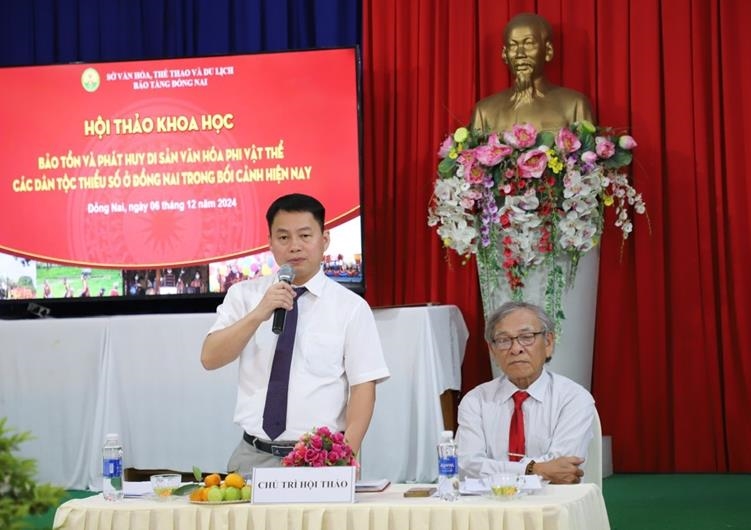 Giám đốc Bảo tàng Đồng Nai phát biểu tại Hội thảo khoa học “Bảo tồn và phát huy di sản văn hóa phi vật thể các DTTS ở Đồng Nai trong bối cảnh hiện nay”.