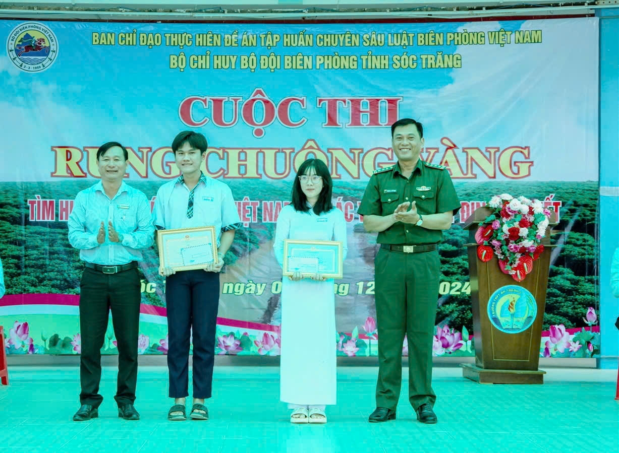 Thượng tá Phạm Nguyễn Thế Phong, Phó Chủ nhiệm Chính trị BĐBP tỉnh Sóc Trăng trao giải cho các em học sinh đạt giải cao tại cuộc thi “Rung chuông vàng”