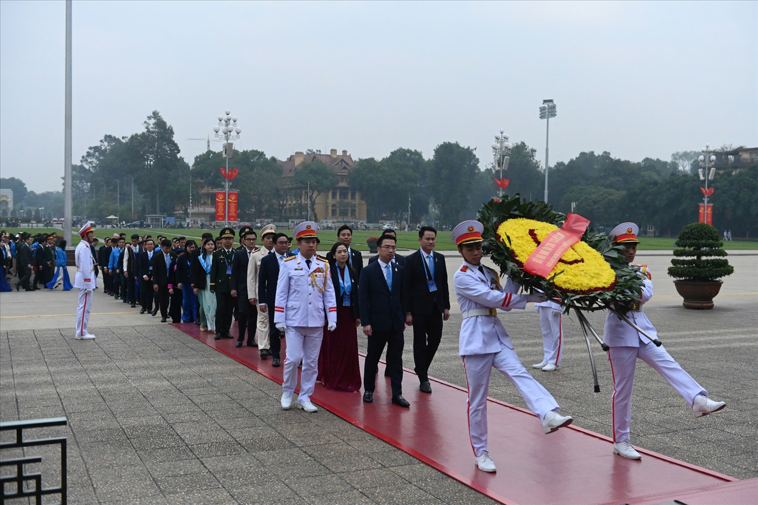 Các đại biểu dâng hoa và vào Lăng viếng Bác