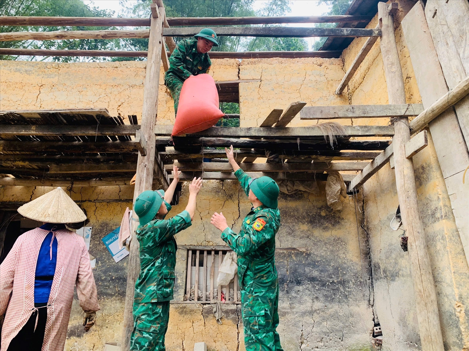 Đồn Biên phòng Nghĩa Thuận, Bộ đội Biên phòng tỉnh hỗ trợ Nhân dân xóa nhà tạm, nhà dột nát tại huyện Quản Bạ