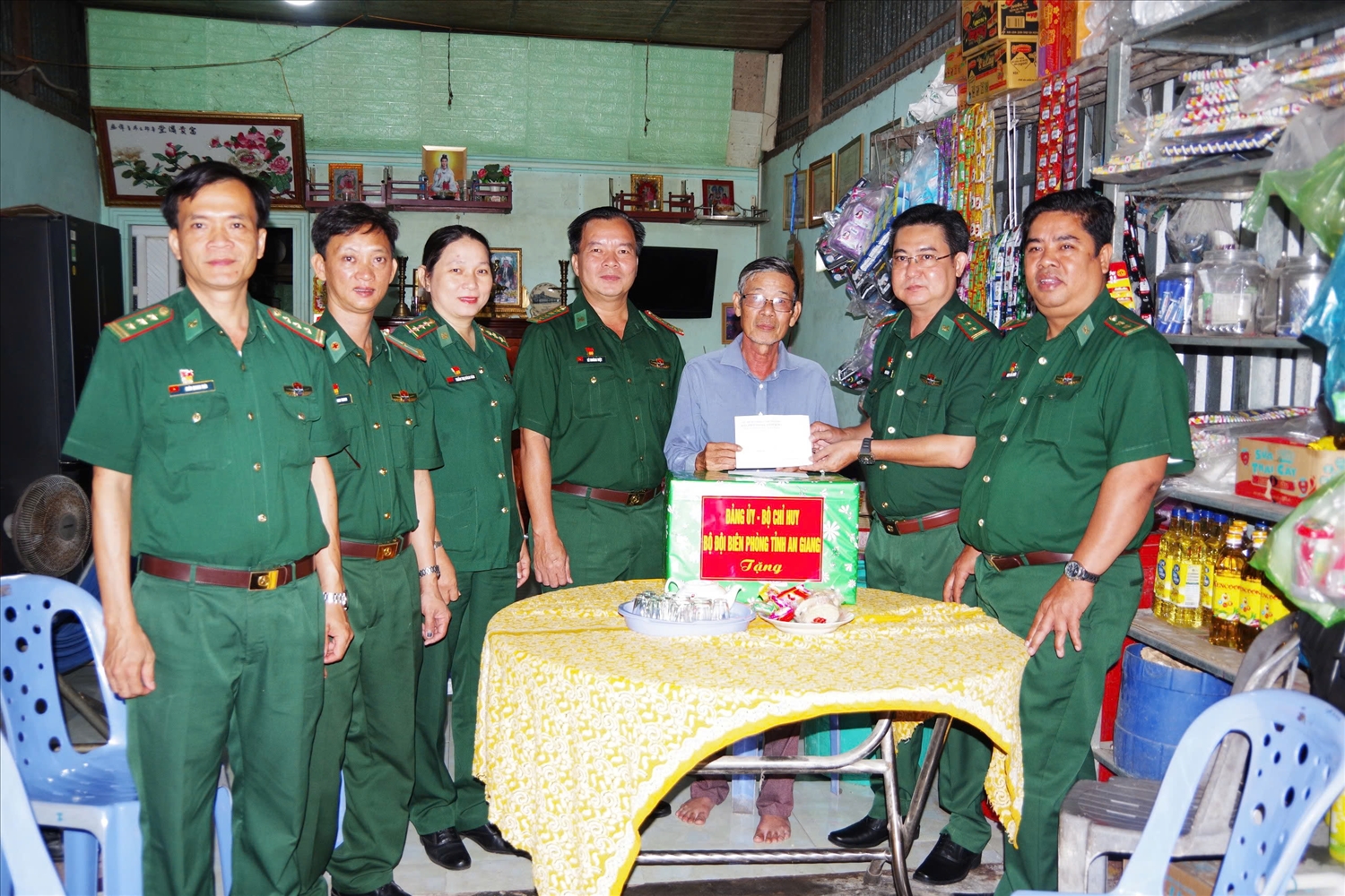 Bộ Chỉ huy BĐBP tỉnh và Đồn Biên phòng Nhơn Hưng trao tặng các phần quà cho gia đình Mẹ Việt Nam anh hùng Nguyễn Thị Lựu