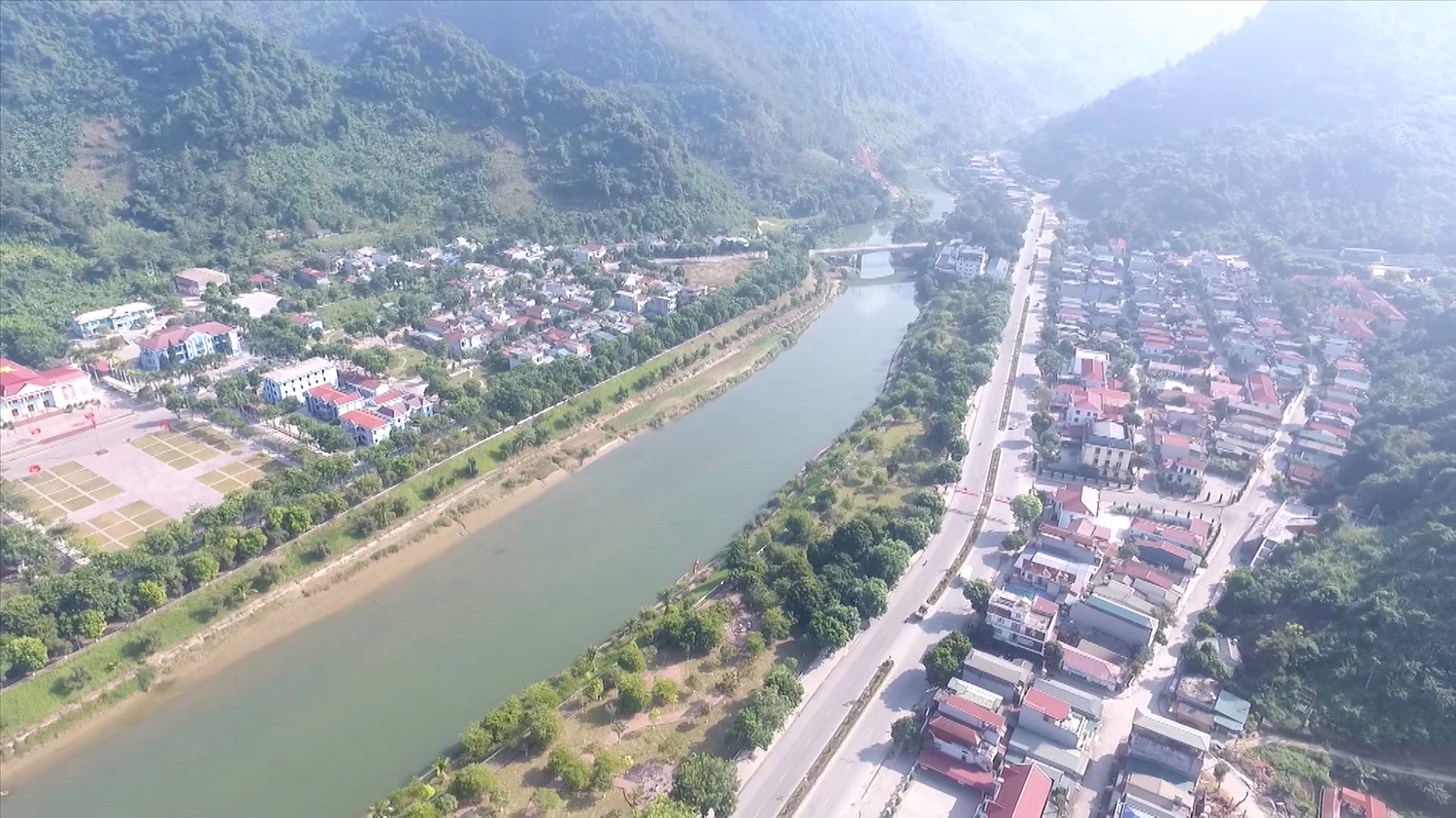 Huyện Phong Thổ, tỉnh Lai Châu (Việt Nam) và huyện Kim Bình, tỉnh Vân Nam (Trung Quốc) đã có 4 cặp thôn bản kết nghĩa hữu nghị.