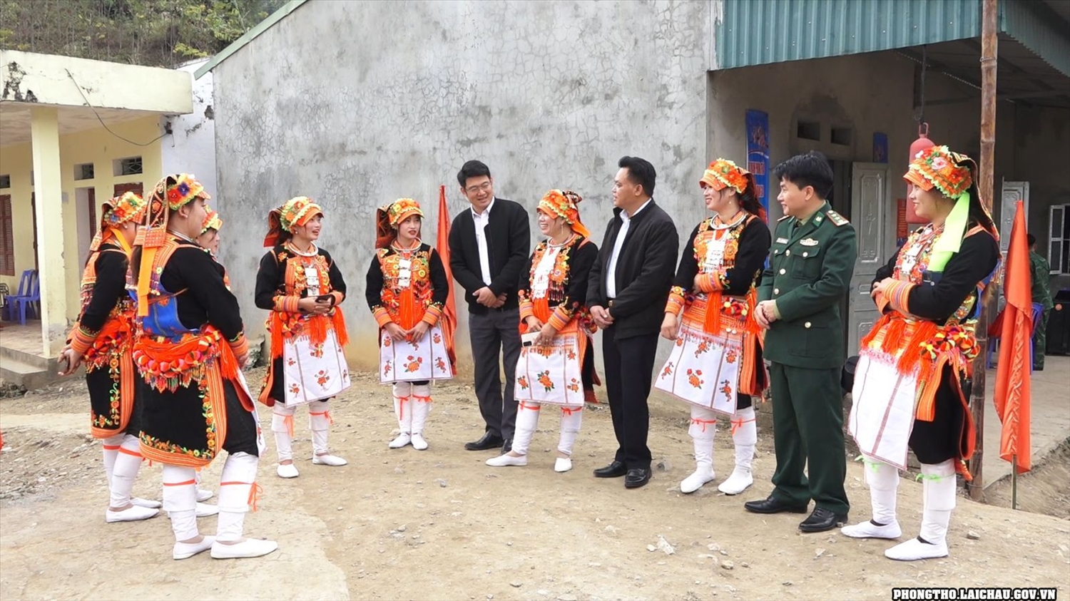 Cán bộ Đồn Biên phòng Cửa khẩu Ma Lù Thàng cùng lãnh đạo xã Ma Li Pho trò chuyện nắm tình hình tư tưởng Nhân dân khu vực biên giới .