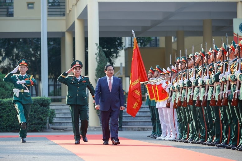 Thủ tướng Phạm Minh Chính thăm Học viện Kỹ thuật quân sự (Bộ Quốc phòng) - Ảnh: VGP/Nhật Bắc