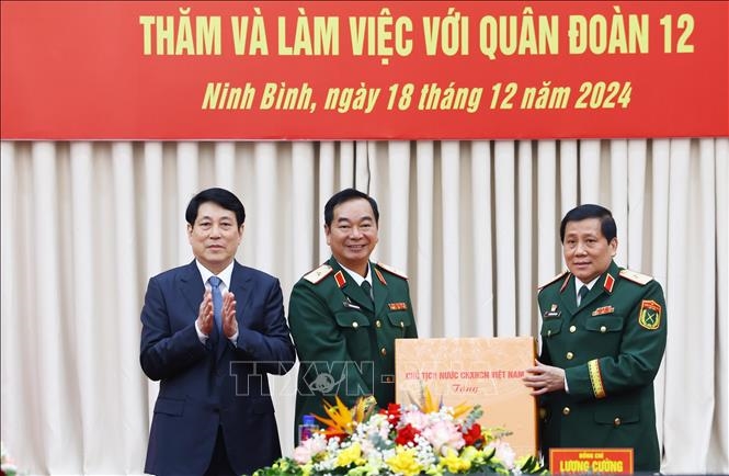 Chủ tịch nước Lương Cường tặng quà cán bộ, chiến sĩ Quân đoàn 12. Ảnh: TTXVN