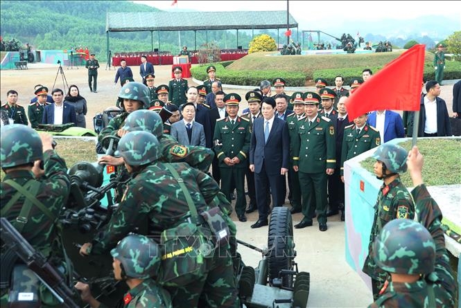 Chủ tịch nước Lương Cường kiểm tra công tác sẵn sàng chiến đấu tại Lữ đoàn 241, Quân đoàn 12. Ảnh: TTXVN