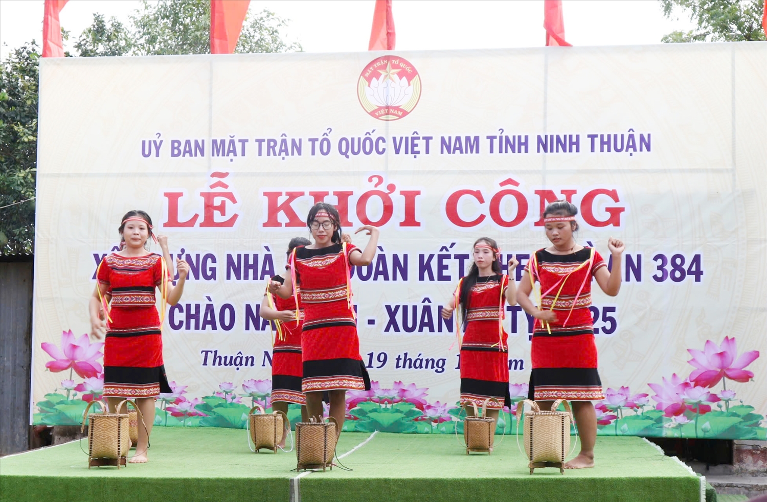 Thanh niên xã Phước Hà biểu diễn văn nghệ tại Lễ khởi công xây nhà Đại đoàn kết.