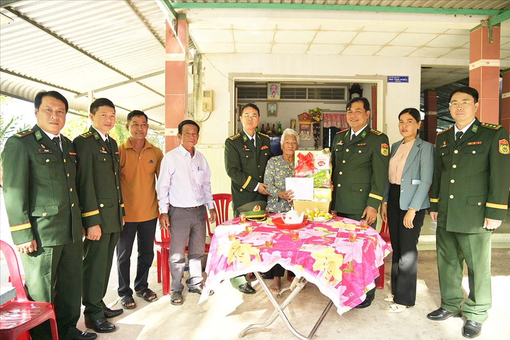 Đại tá Doãn Đình Tránh (kế bên trái Mẹ) - Phó Chính ủy BĐBP tỉnh Kiên Giang cùng các đoàn viên, thanh niên Liên chi đoàn thăm, tặng quà Mẹ Việt Nam Anh hùng Thị Hol