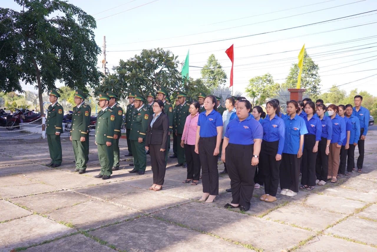 Đoàn công tác và Liên chi đoàn tham quan, tìm hiểu hiện vật, chiến tích tại nhà trưng bày, Đền thờ các Anh Hùng, Liệt sĩ tuyến đường 1C huyện Giang Thành, tỉnh Kiên Giang