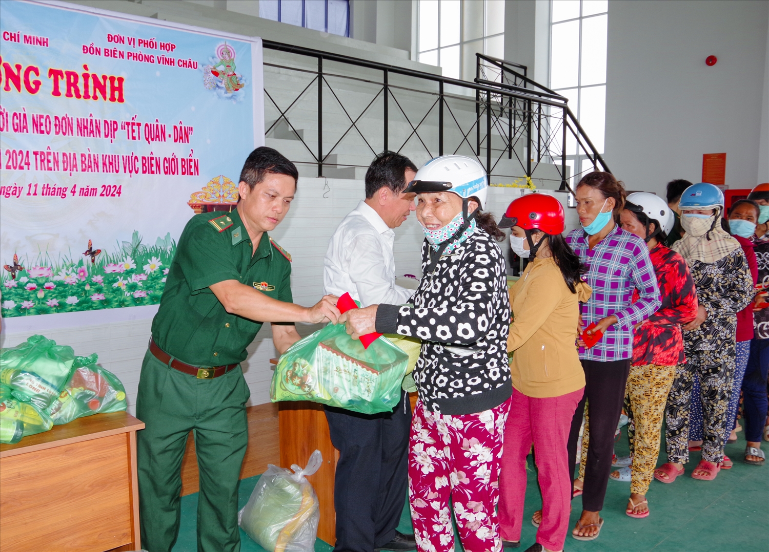 Đồn biên phòng Vĩnh Châu ( Sóc Trăng) tổ chức trao quà Tết cổ truyền cho đồng bào Khmer năm 2024