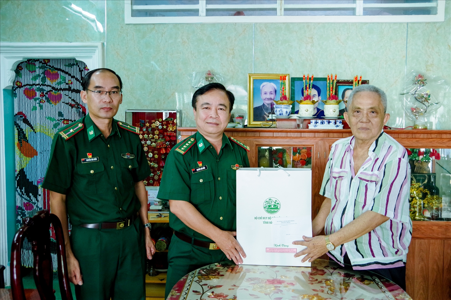 Đại tá Nguyễn Trìu Mến, Chính ủy BĐBP tỉnh thăm hỏi, tặng quà cho Đại tá Lê Minh Cơ, Anh hùng lực lượng vũ trang Nhân dân, nguyên Chỉ huy trưởng Bộ đội Biên phòng tỉnh Sóc Trăng