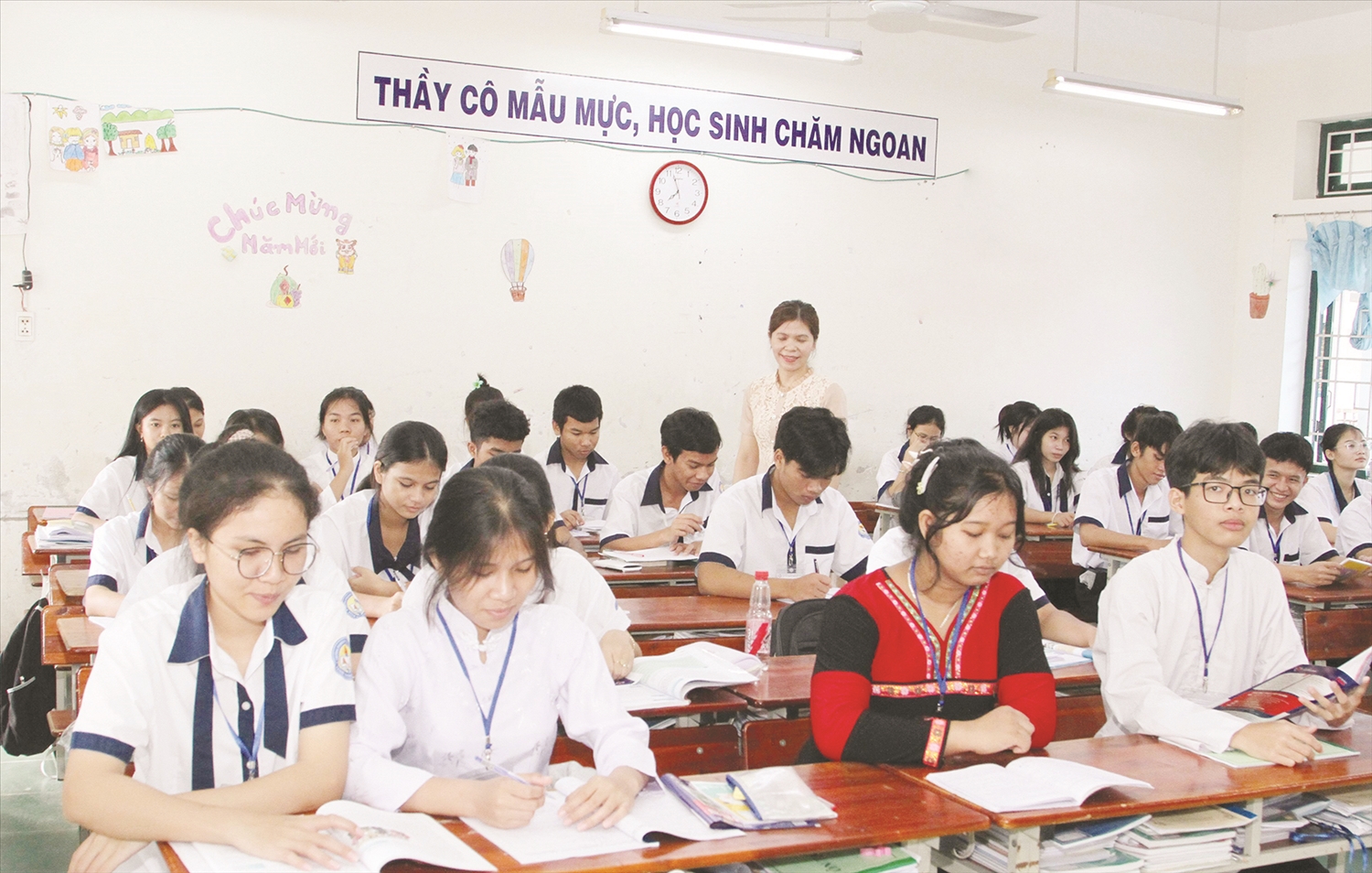 Học sinh Trường PTDTNT THPT tỉnh Ninh Thuận học tập nề nếp, thân thiện. 