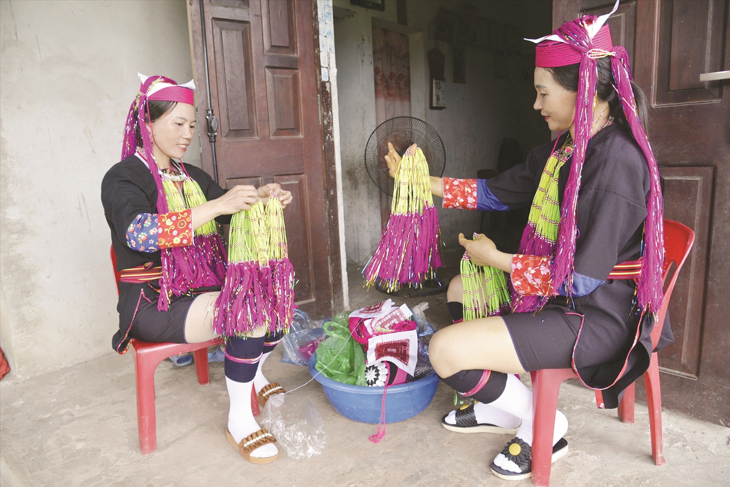 Người Dao thanh y, xã Châu Sơn, huyện Đình Lập thêu thùa và làm phụ kiện trang trí trang phục truyền thống.