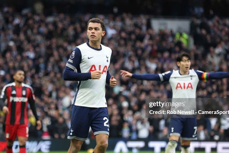 Tottenham không thể tận dụng lợi thế hơn người để giành chiến thắng (Ảnh IT)