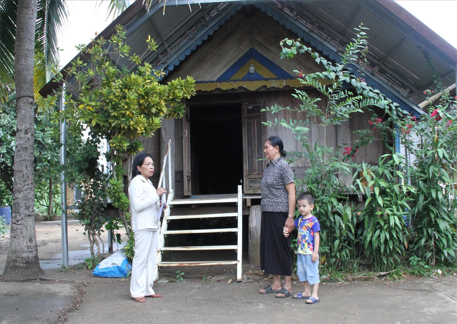 Bà H’Phong tuyên truyền, vận động người giữ gìn vệ sinh thôn làng xanh- sạch- đẹp để phát triển du lịch cộng đồng