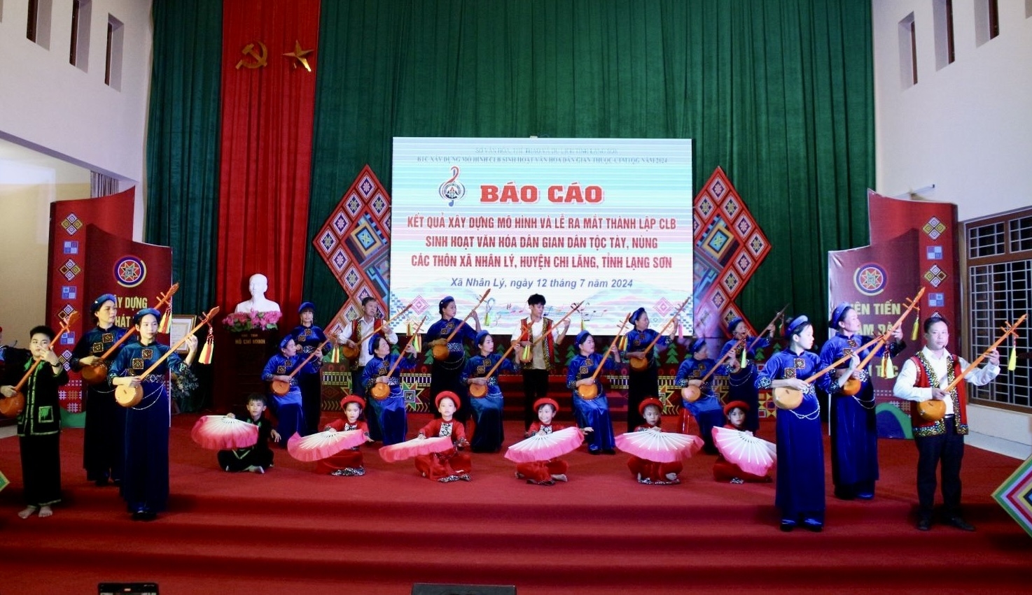 Các thành viên CLB sinh hoạt văn hóa dân gian dân tộc Tày, Nùng các thôn xã Nhân Lý biểu diễn các tiết mục được truyền dạy tại Lễ ra mắt