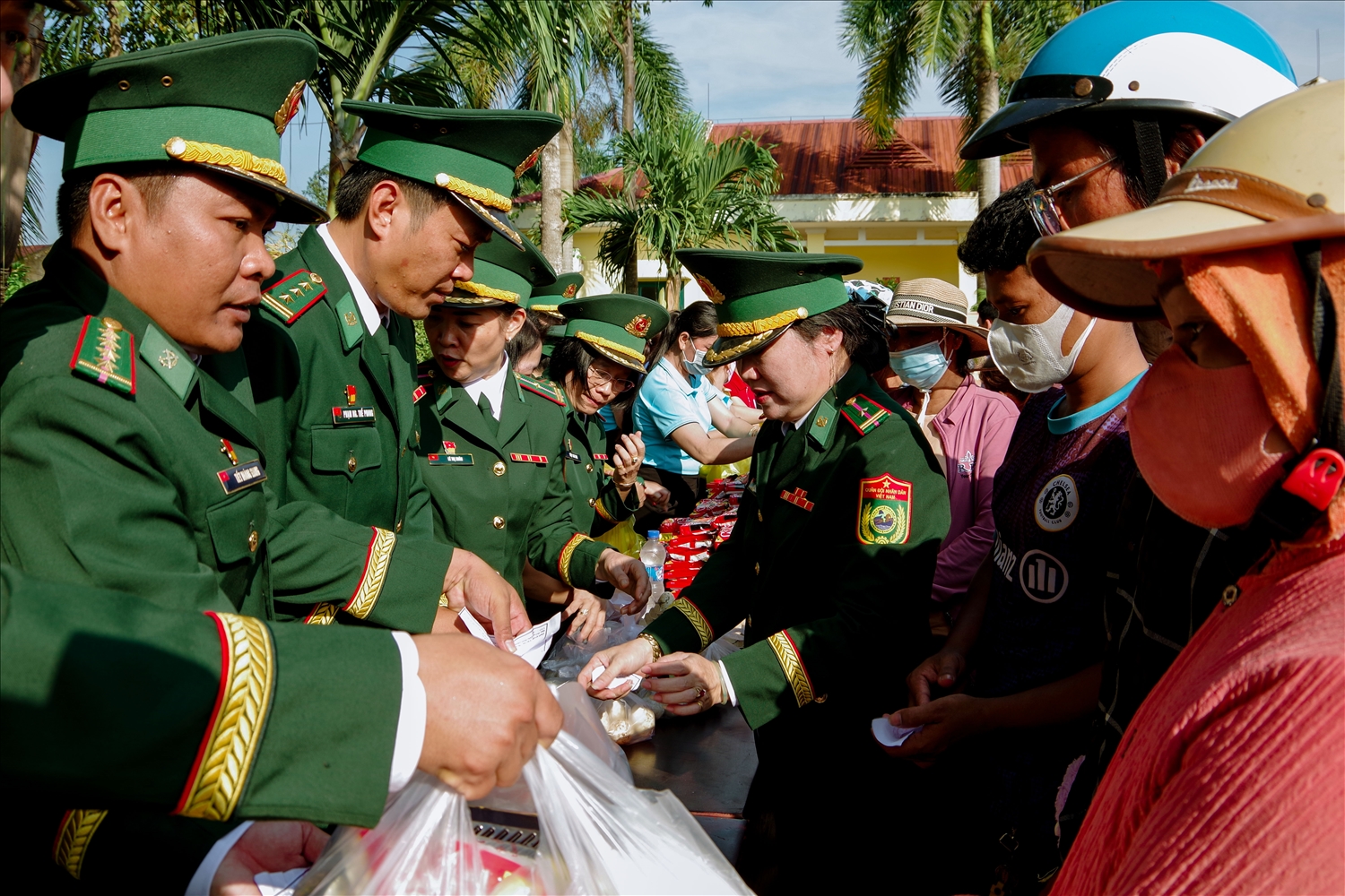 Tổ chức Phiên chợ đặc biệt trao tặng quà cho người nghèo trên địa bàn xã Lai Hòa và Vĩnh Tân ( Vĩnh châu, Sóc Trăng) 