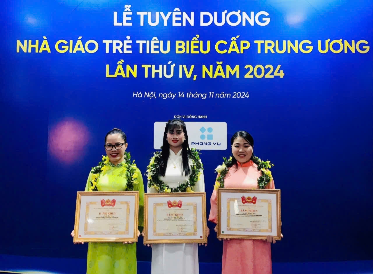 Cô giáo Nịnh Thị Vân (ngoài cùng bên trái) là một trong ba giáo viên của tỉnh Quảng Ninh vinh dự nhận giải thưởng “Nhà giáo trẻ tiêu biểu” cấp Trung ương lần thứ IV, năm 2024 