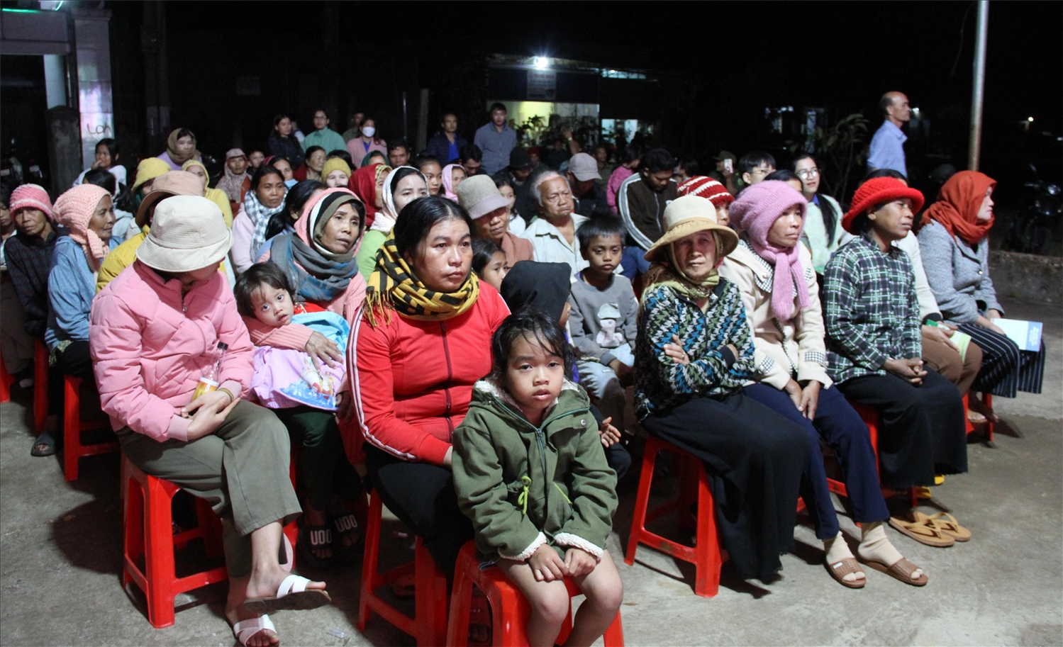 Đông đảo người dân các buôn đồng bào DTTS xem chiếu phim lưu động về về phòng chống tảo hôn và hôn nhân cận huyết thống