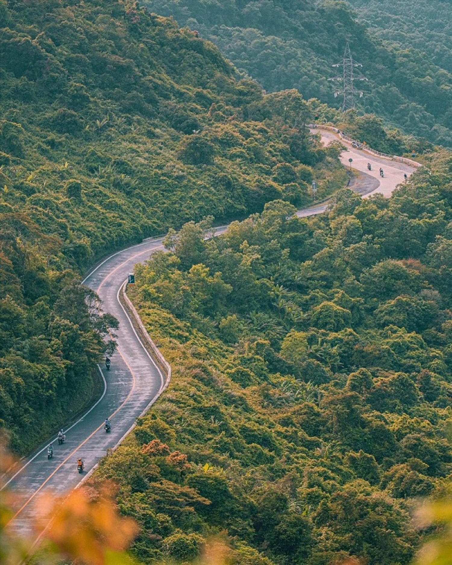 Đèo Hải Vân nối Thừa Thiên - Huế với Đà Nẵng dài 20km, uốn lượn như một sợi dây thừng chênh vênh vắt qua các sườn núi.