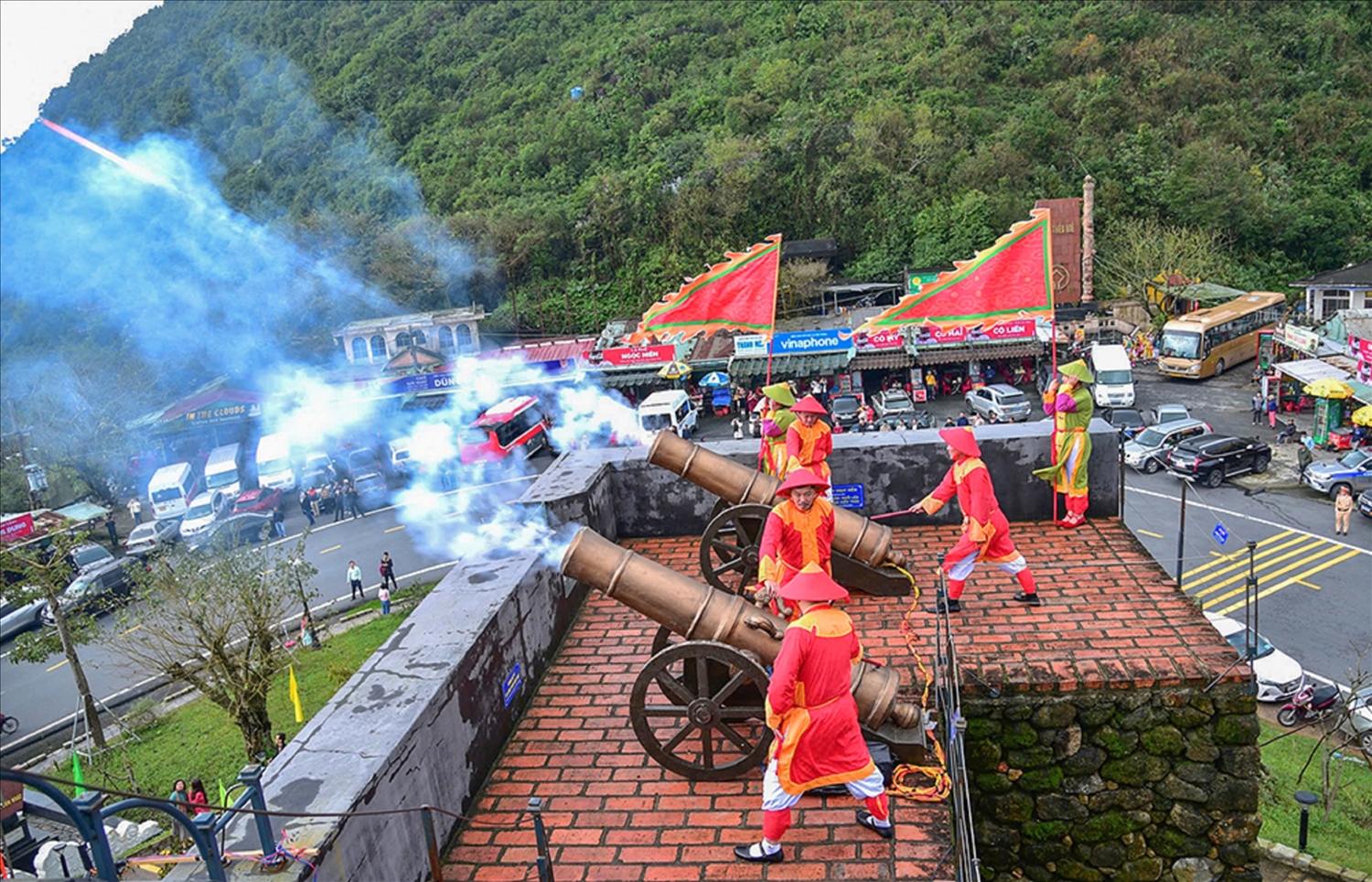 36 phát pháo hoa đặt trong mô hình súng thần công, bắn từ thành Hải Vân Quan về phía biển để mừng công trình hoàn tất trùng tu.