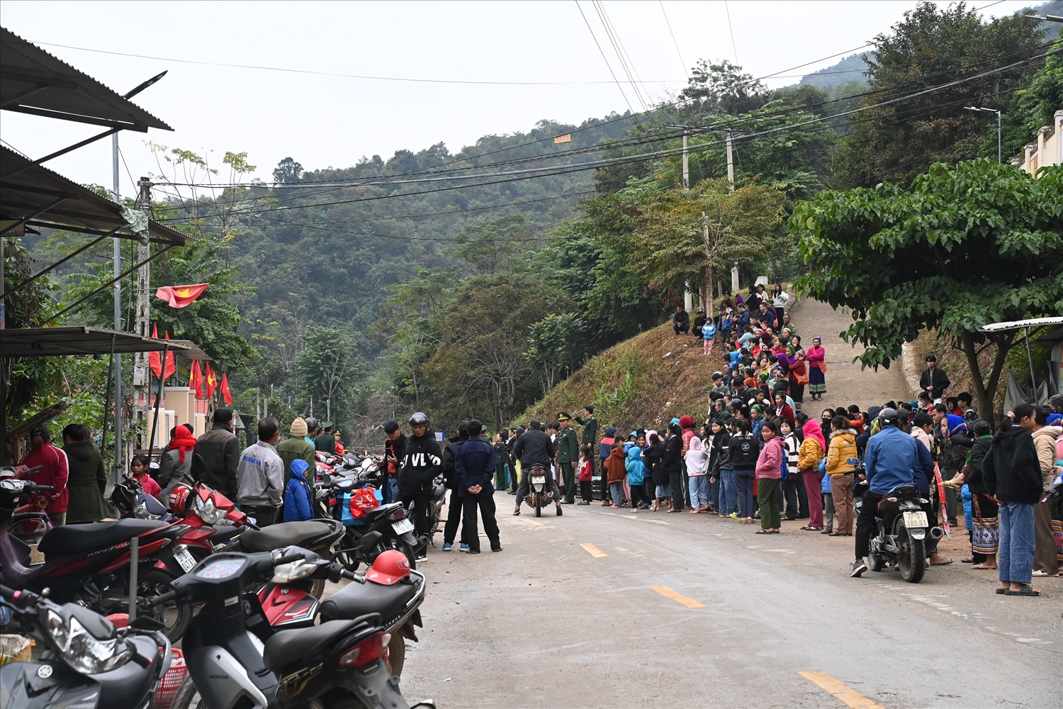 Đông đảo người dân trên địa bàn xã Nhôn Mai đến Ngôi nhà Thiện nguyện Sao xanh để lựa chọn đồ miễn phí