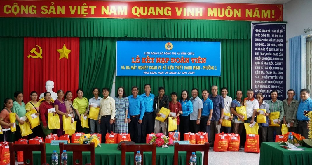 Đại diện lãnh đạo Liên đoàn Lao động tỉnh và Công ty TNHH - MTV xổ số kiến thiết tỉnh Sóc Trăng trao quà đến các đoàn viên nhân dịp ra mắt nghiệp đoàn tại thị xã Vĩnh Châu