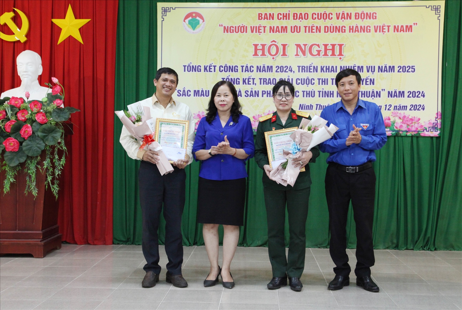 Bà Phạm Thị Bích Hà, Phó Chủ tịch Ủy ban MTTQ Việt Nam tỉnh trao giải Nhì cho hai đơn vị tham gia Cuộc thi trực tuyến “Sắc màu OCOP và sản phẩm đặc thù tỉnh Ninh Thuận” năm 2024. 