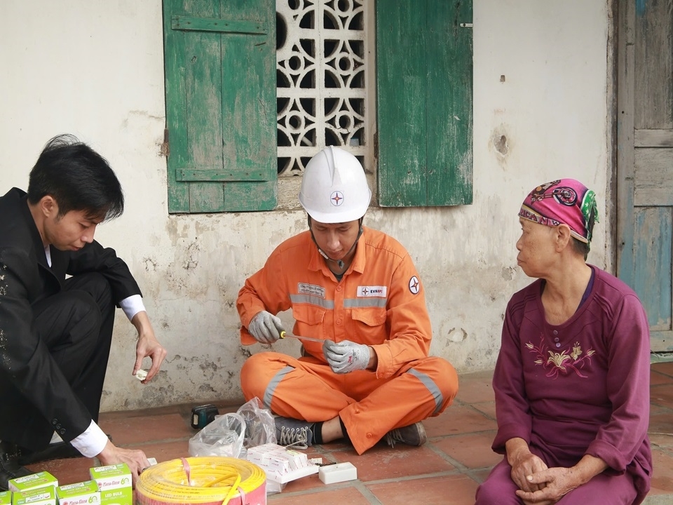 Sửa chữa hệ thống điện sinh hoạt cho các hộ nghèo, gia đình chính sách trên địa bàn tỉnh Ninh Bình